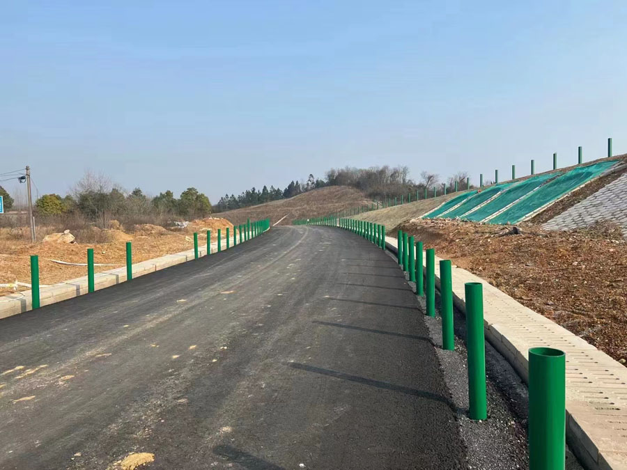 护栏板正在安装施工